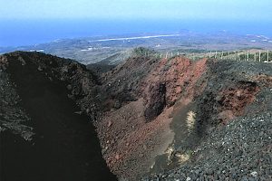 三原山・割れ目噴火口