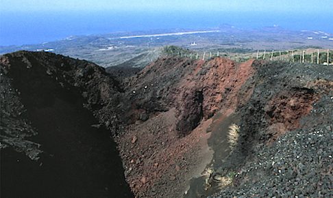 三原山・割れ目噴火口