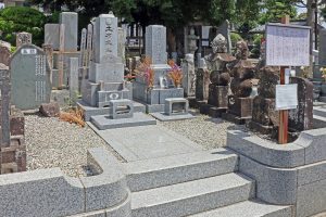 石田寺・土方歳三の墓