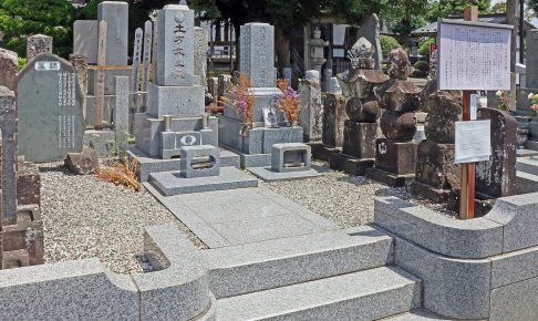 石田寺・土方歳三の墓