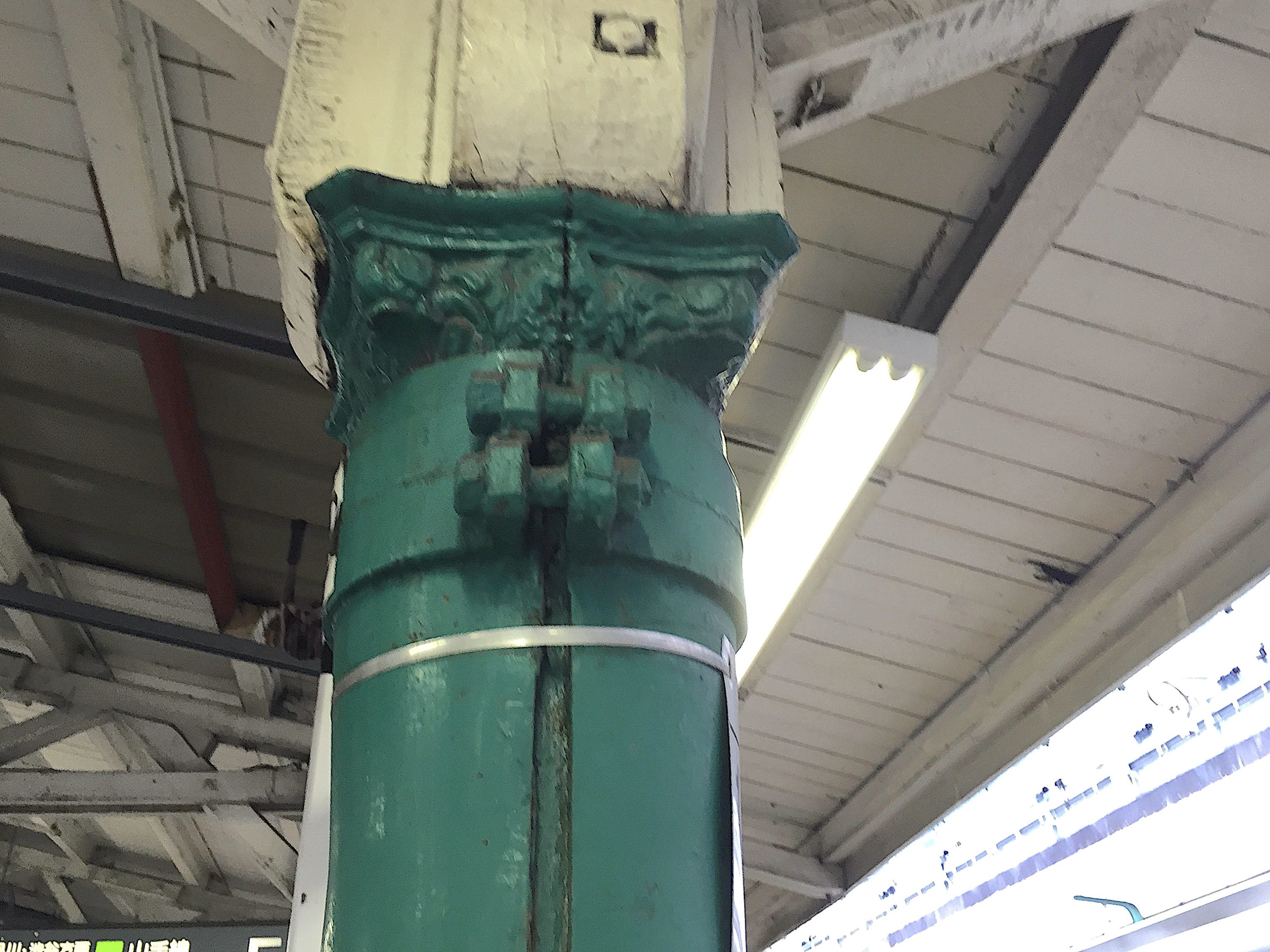 東京駅・装飾付き架線柱
