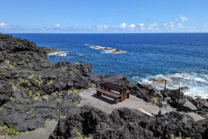 海辺のベンチ（八丈島）