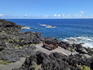 海辺のベンチ（八丈島）