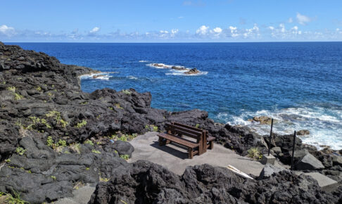 海辺のベンチ（八丈島）