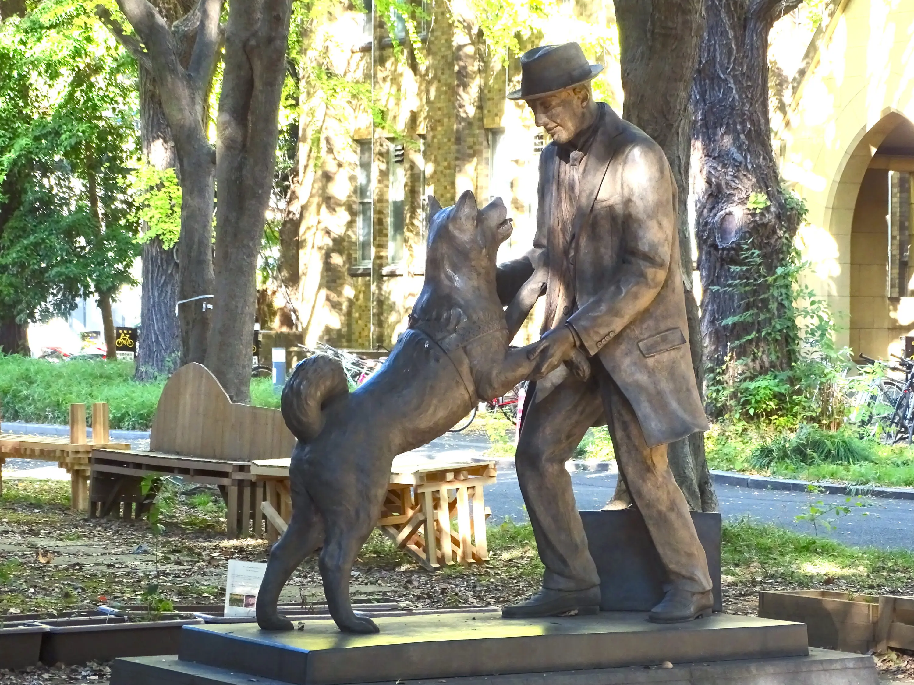 上野英三郎博士とハチ公像 | 東京とりっぷ