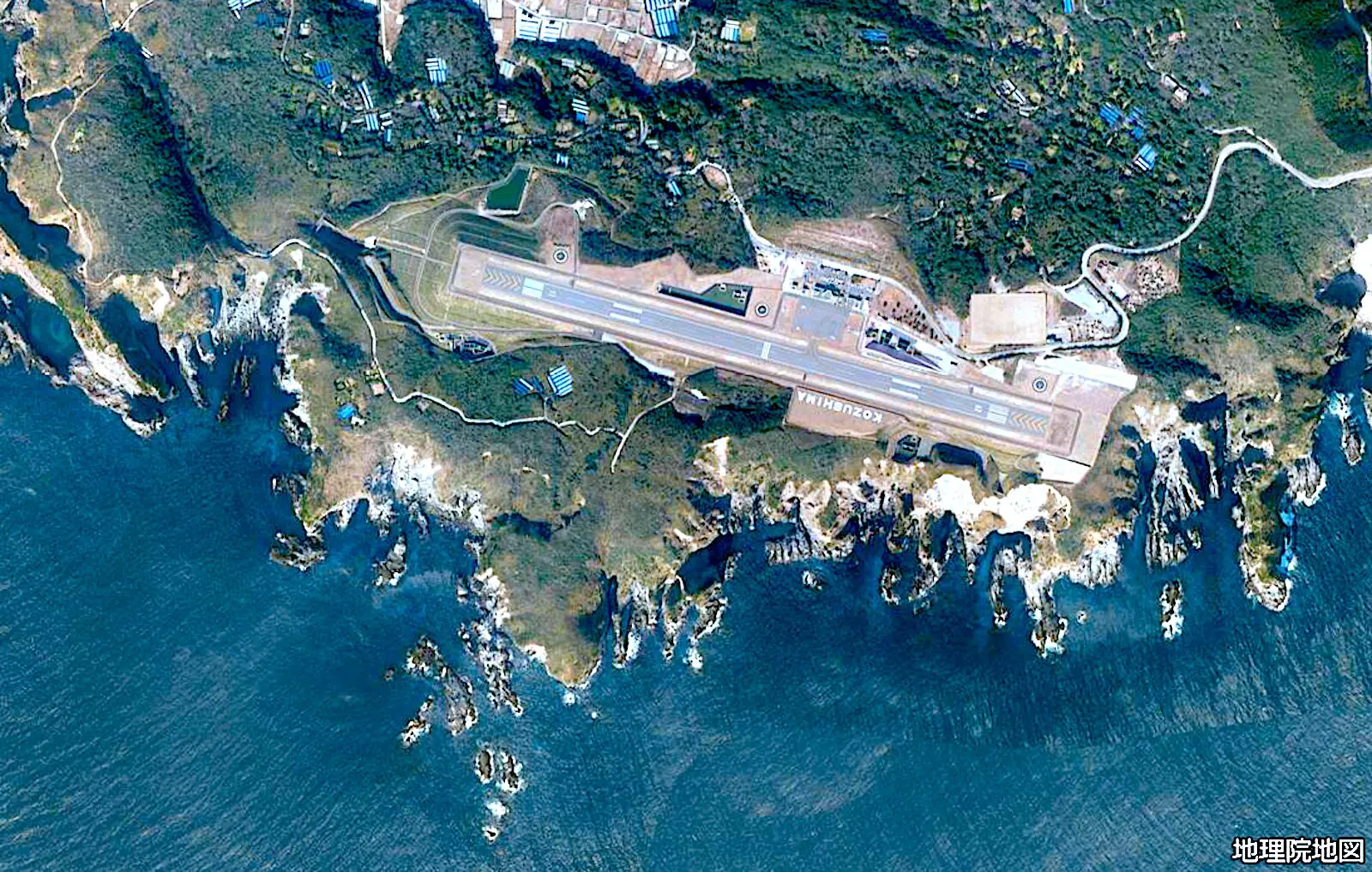 地図を旅する】 滑走路の片側は断崖で「日本一危険」!? 神津島空港